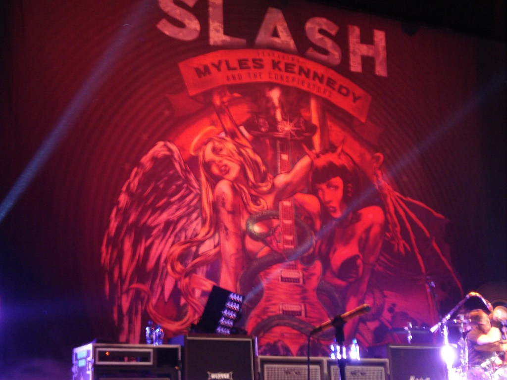 Simple backdrop for Slash and Myles Kennedy and The Conspirators